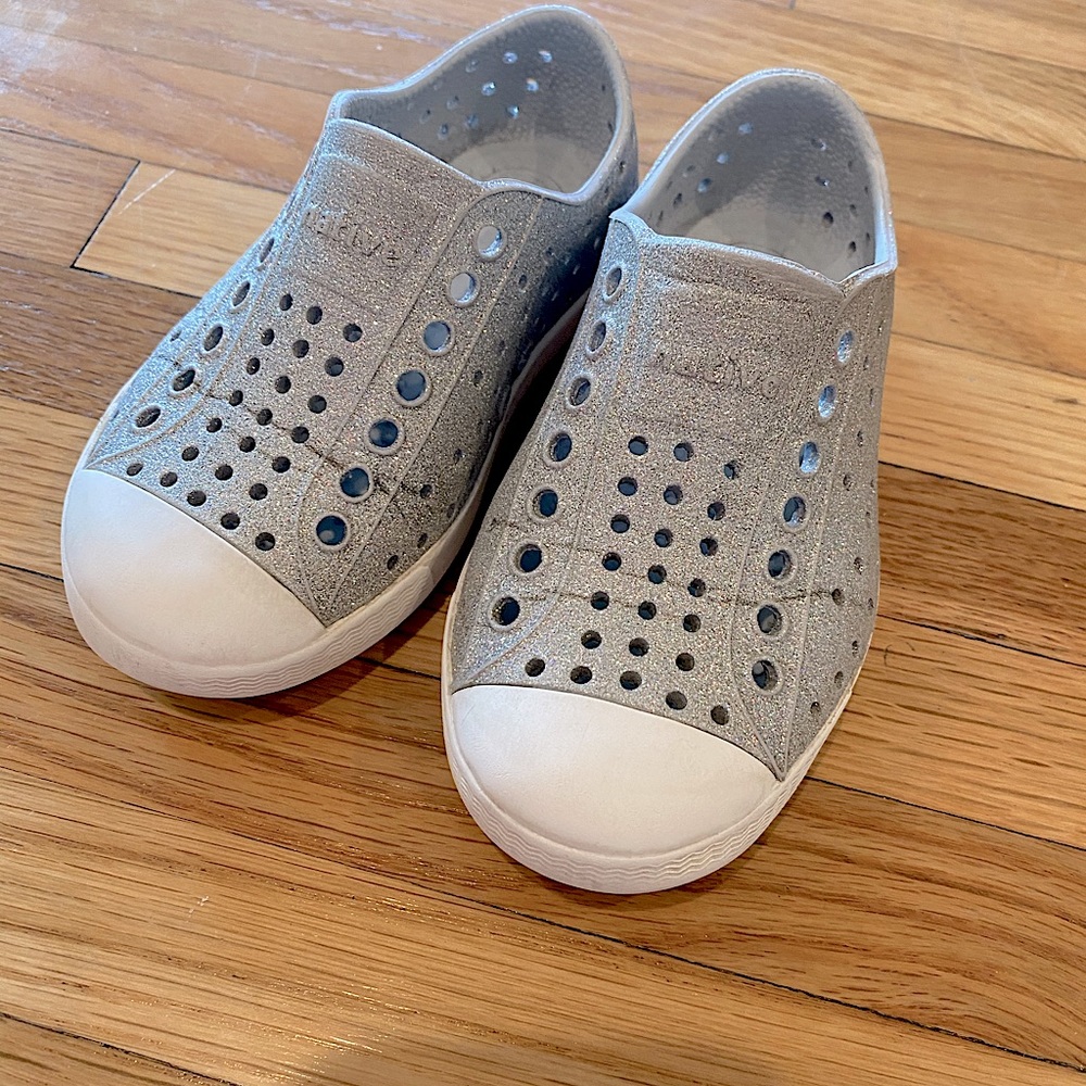 Native kids toddler 8 silver sparkly shoes